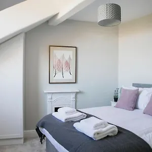 Valley Road, Fabulous 4 Bedroom House Holiday home Harrogate